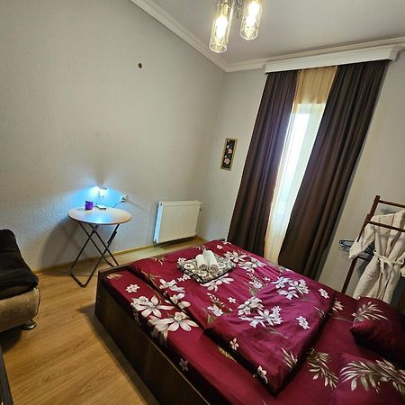 Guesthouse Different Tbilisi Bagian luar foto