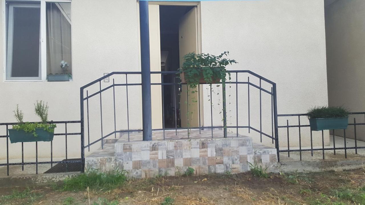Guesthouse Different Tbilisi Bagian luar foto