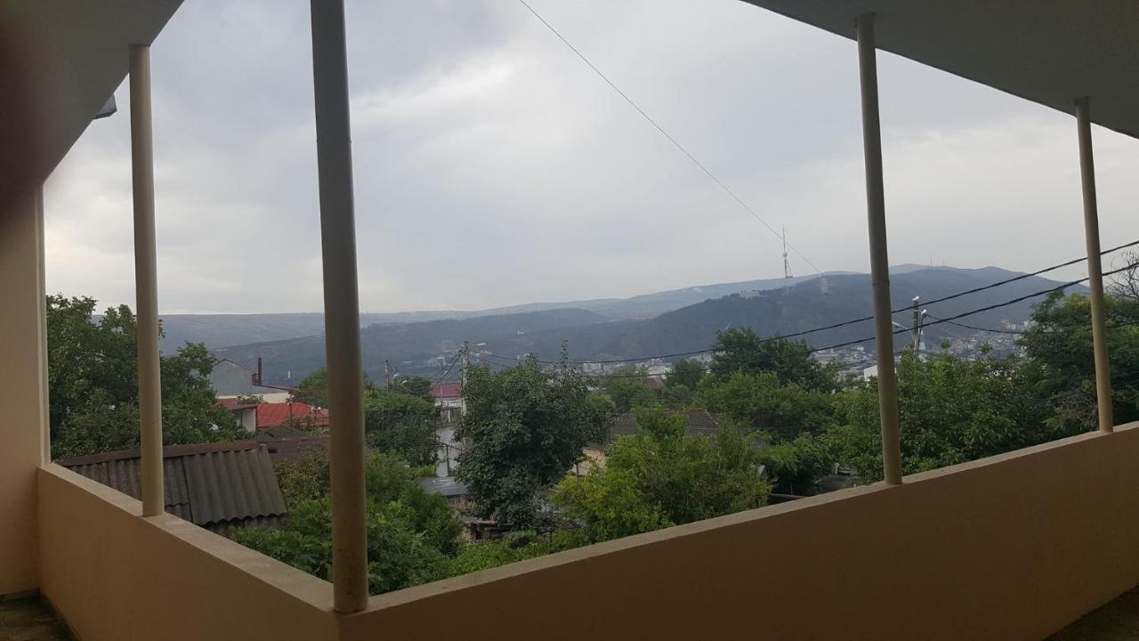 Guesthouse Different Tbilisi Bagian luar foto