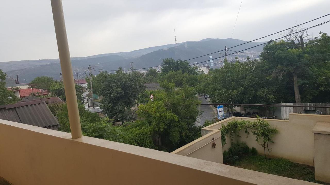 Guesthouse Different Tbilisi Bagian luar foto