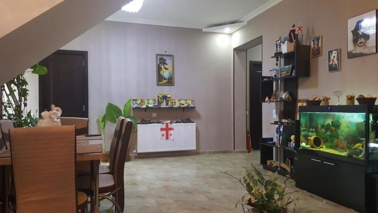 Guesthouse Different Tbilisi Bagian luar foto