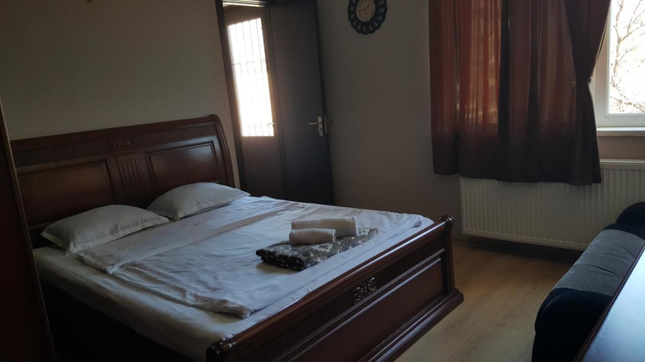 Guesthouse Different Tbilisi Bagian luar foto