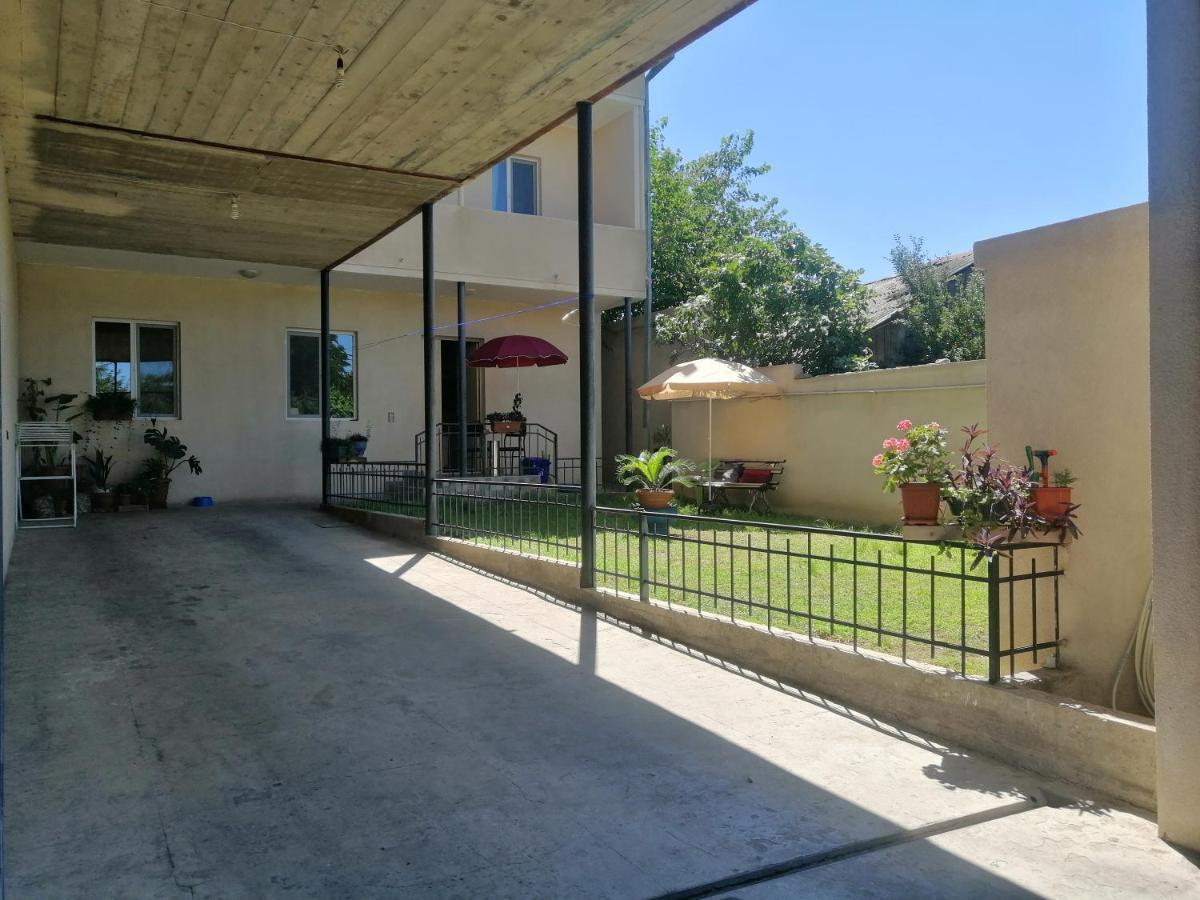 Guesthouse Different Tbilisi Bagian luar foto