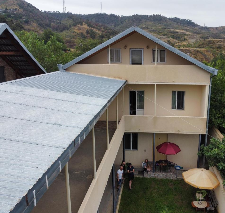 Guesthouse Different Tbilisi Bagian luar foto