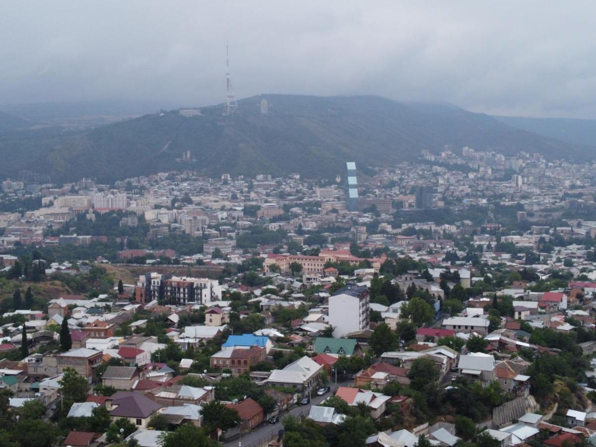 Guesthouse Different Tbilisi Bagian luar foto