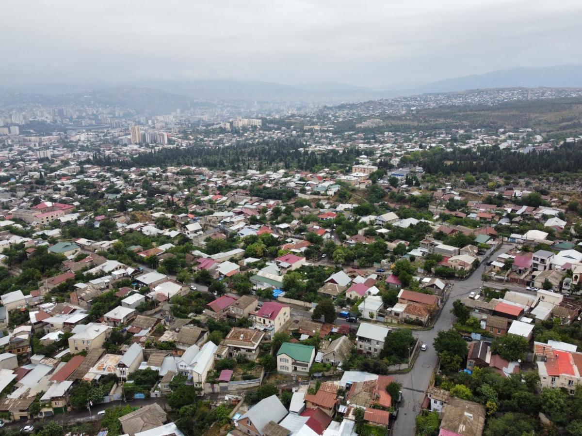 Guesthouse Different Tbilisi Bagian luar foto