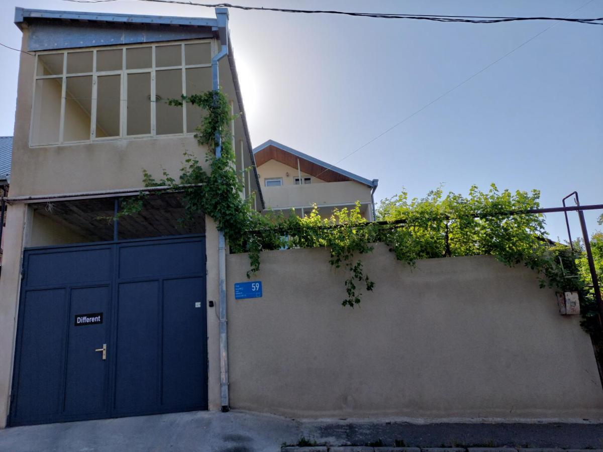 Guesthouse Different Tbilisi Bagian luar foto