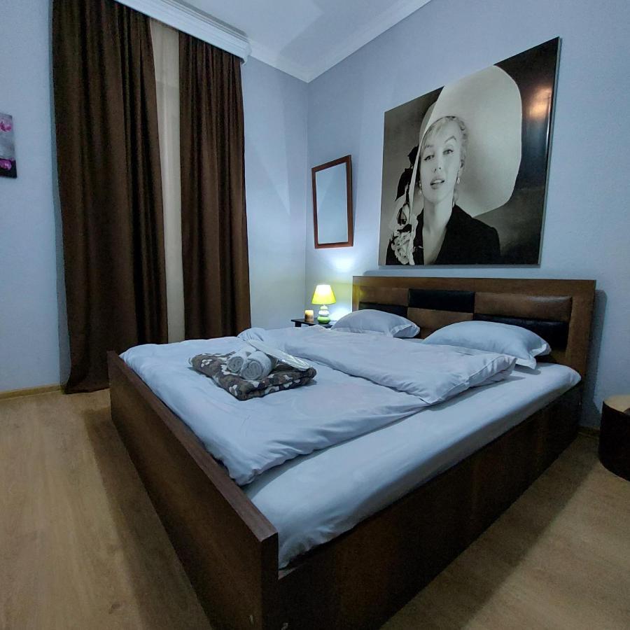 Guesthouse Different Tbilisi Bagian luar foto