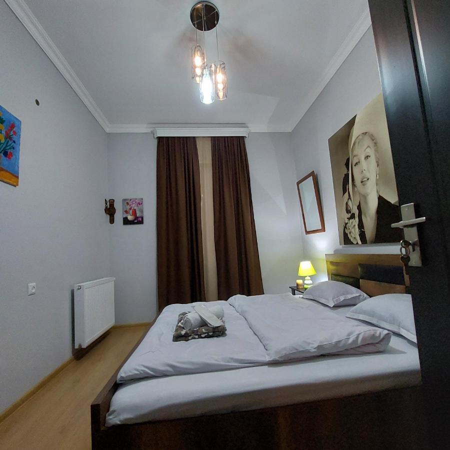 Guesthouse Different Tbilisi Bagian luar foto