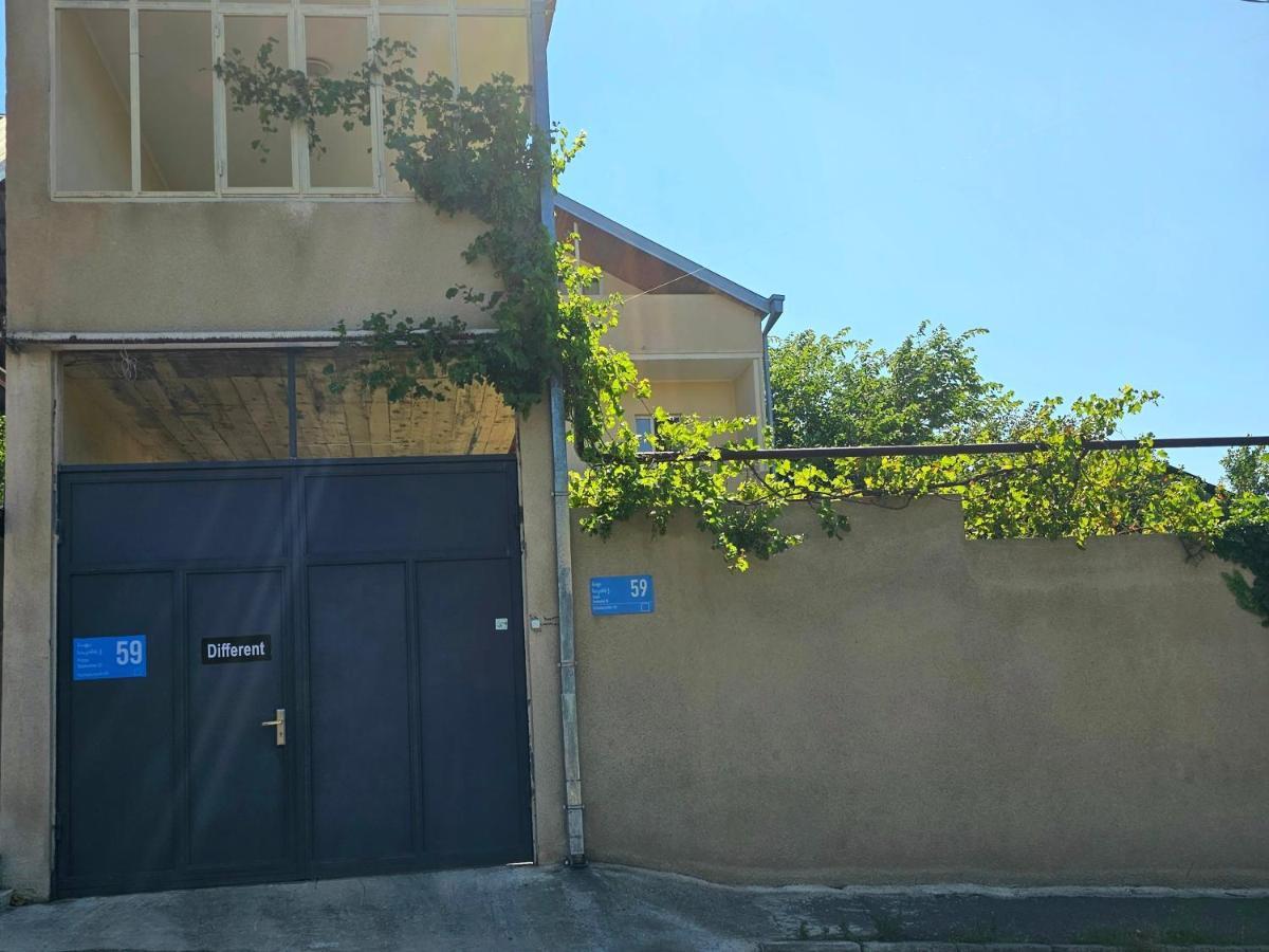 Guesthouse Different Tbilisi Bagian luar foto