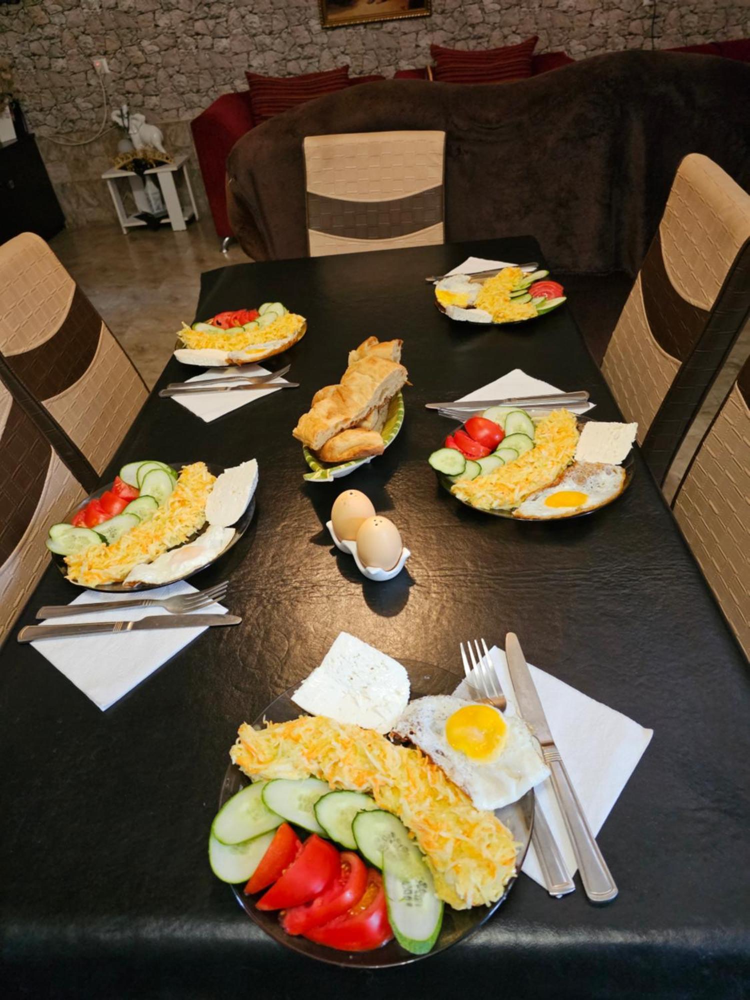 Guesthouse Different Tbilisi Bagian luar foto
