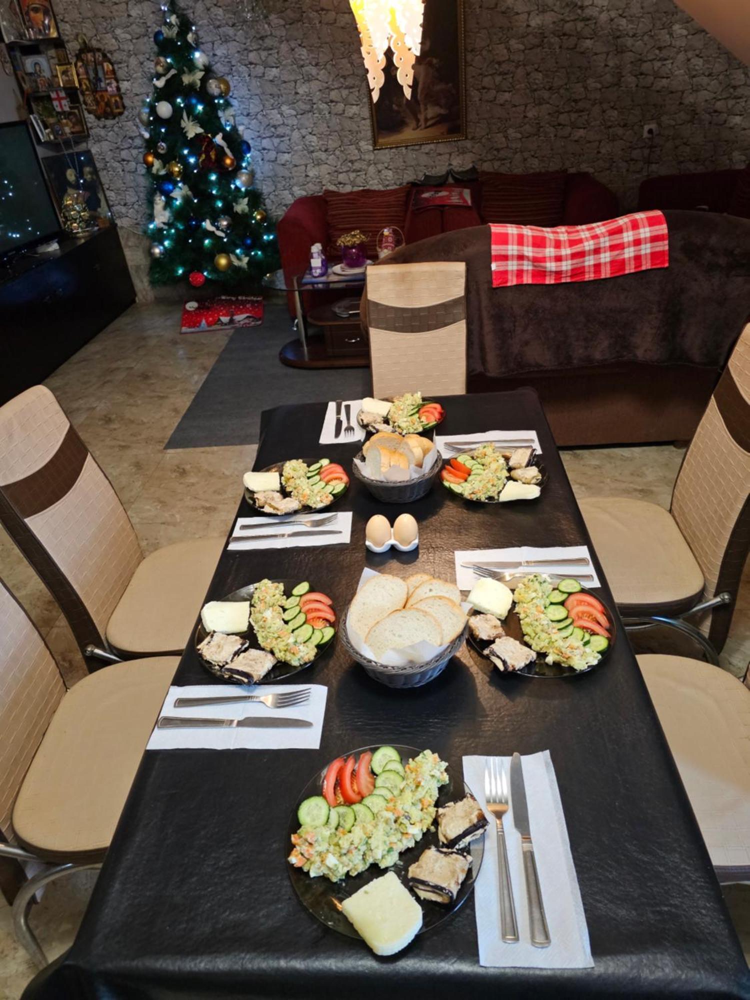 Guesthouse Different Tbilisi Bagian luar foto