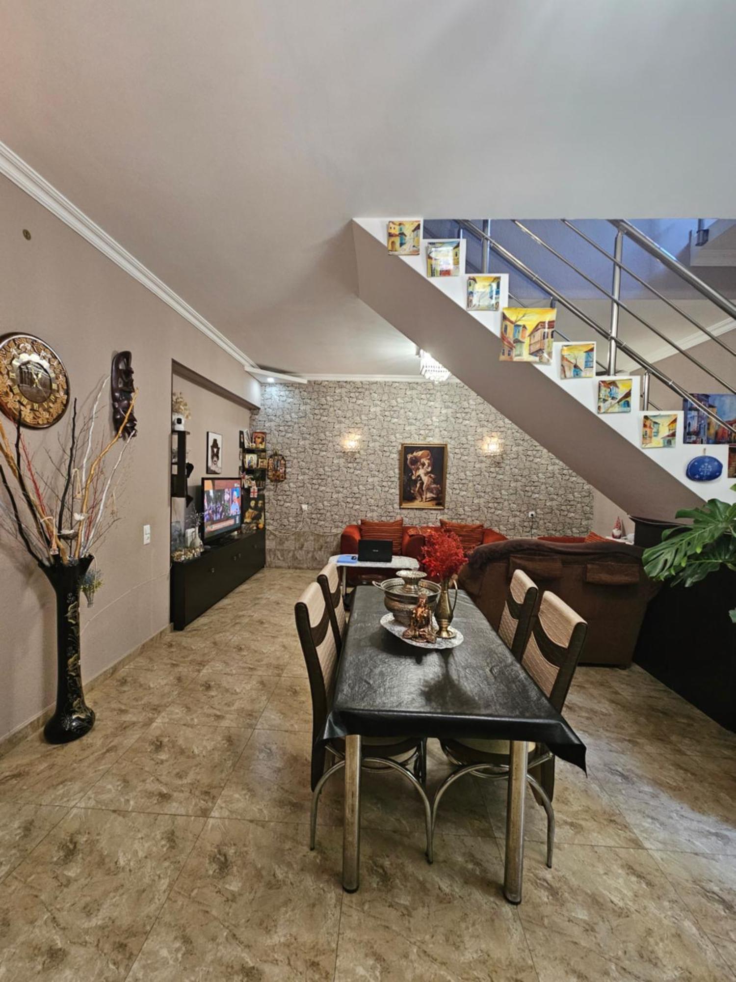 Guesthouse Different Tbilisi Bagian luar foto