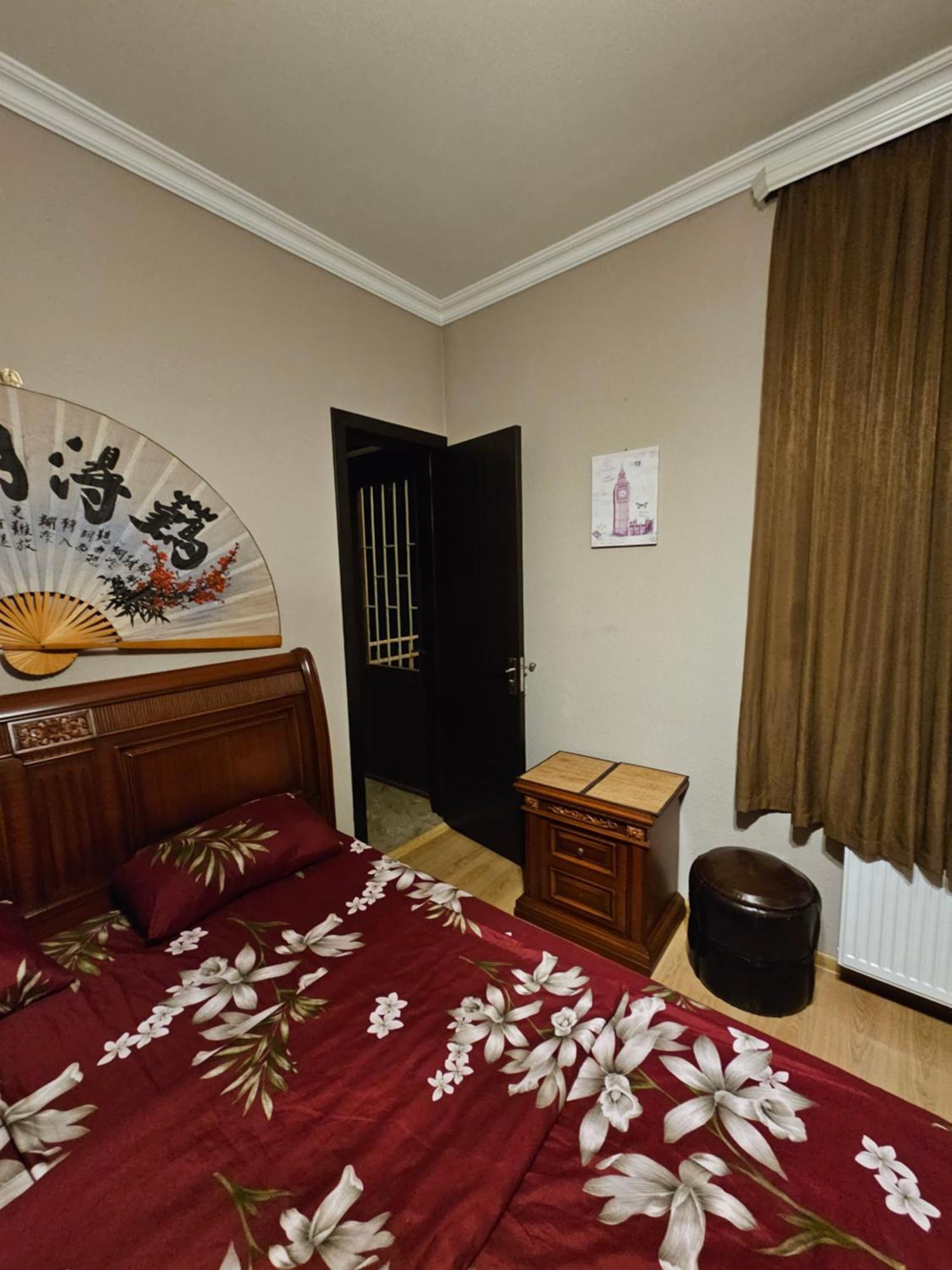 Guesthouse Different Tbilisi Bagian luar foto