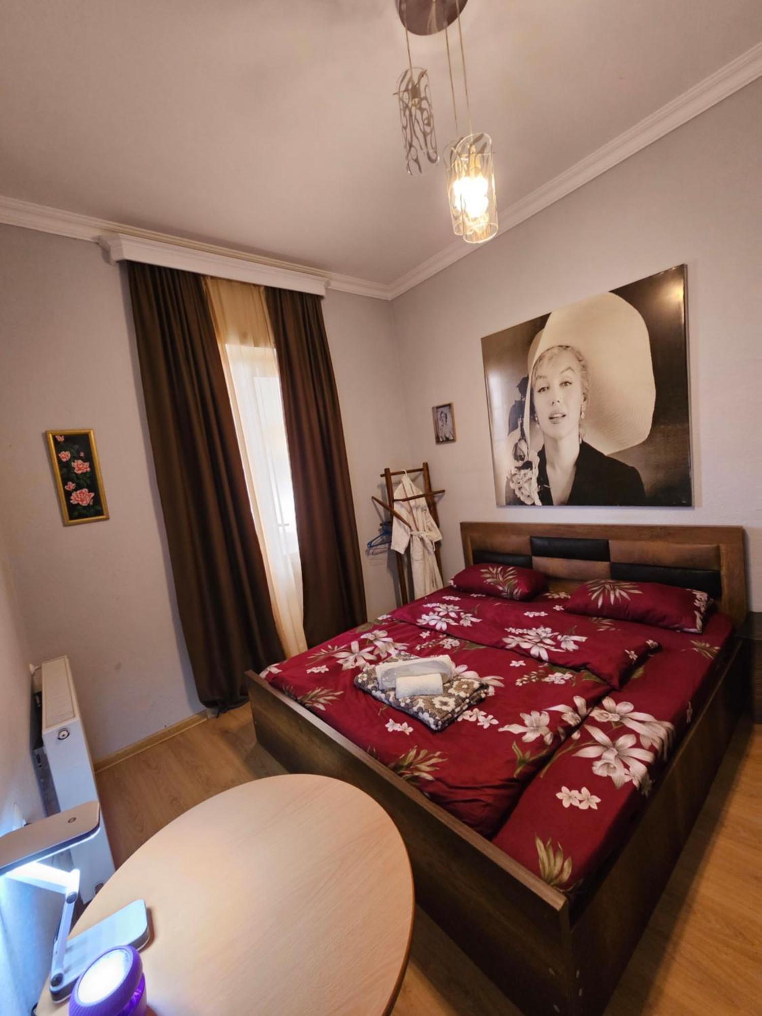 Guesthouse Different Tbilisi Bagian luar foto